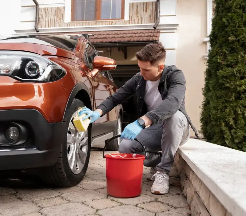 Lavage auto à domicile Caumont-sur-Durance : professionnel intervenant sur un véhicule